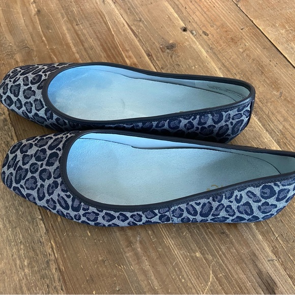 Vionic Blue Leopard Print Flats 10 - Picture 11 of 12